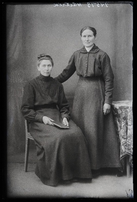 Kaks naist, (foto tellija Västrik).  similar photo
