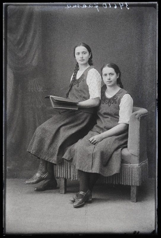 Kaks neiut, (foto tellija Jaama).