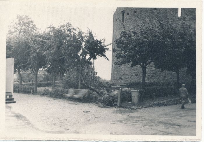 Foto. Vaade Haapsalu linnuse peavärava ümbrusele tormi ajal. 6. aug. 1967. Fotogr. R. Kalk.