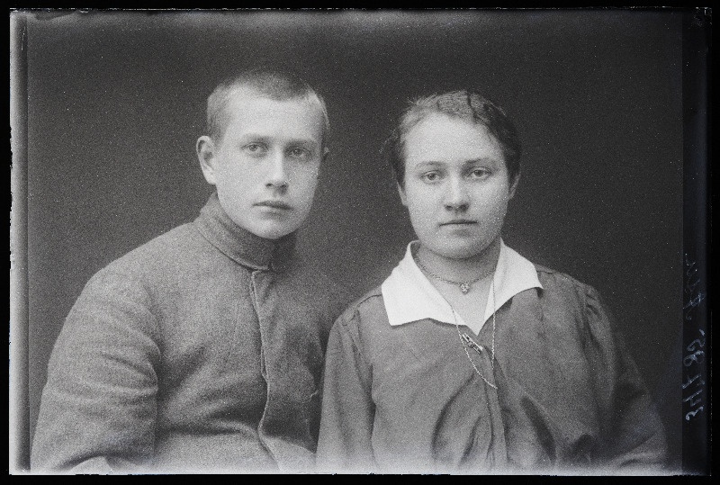 Noormees ja neiu, (foto tellija Asu).