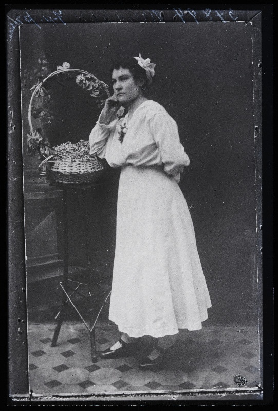 Naise foto, (11.11.1920 fotokoopia, tellija Reimann).