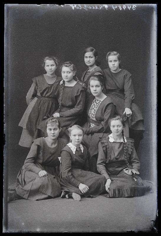 Grupp koolitüdrukuid, (foto tellija Treufeldt).