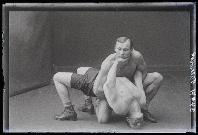 Kaks maadlejat, Viljandi spordiseltsi Tulevik liikmed.  similar photo