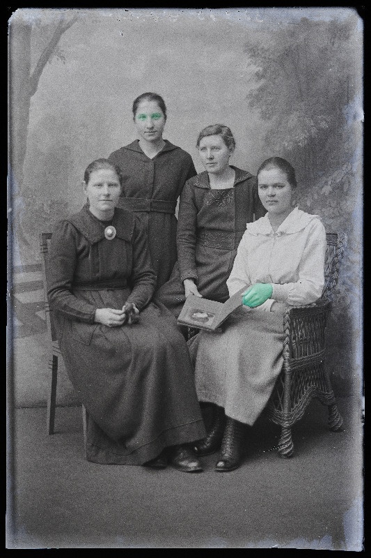 Grupp naisi, (foto tellija Soots).