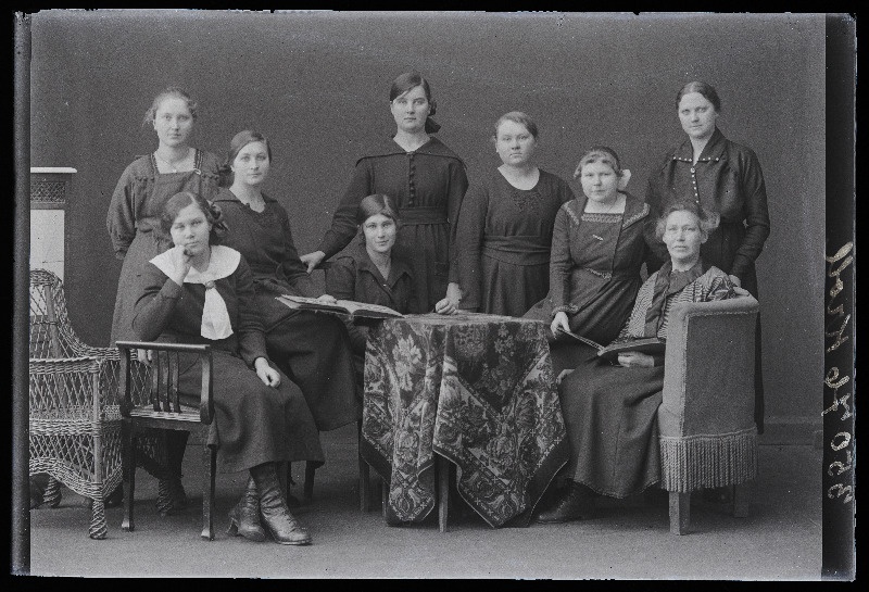 Grupp naisi, (foto tellija Kroll).