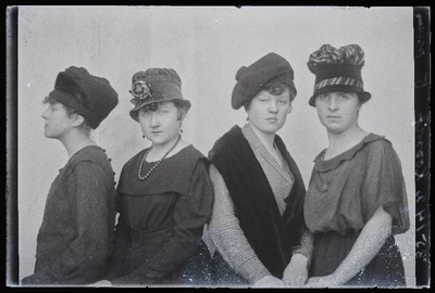 Grupp naisi: vasakult 1. Rebane, 2. Raekson, 4. Koovit.  similar photo