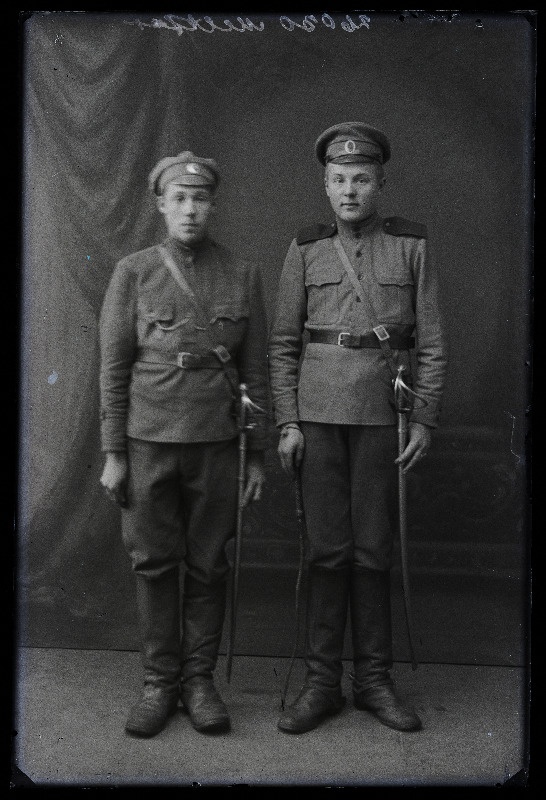 Kaks soldatit, (foto tellija Meltsar).