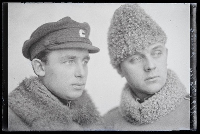 Kaks sõjaväelast, Eevert (Evert) ja 6. Jalaväepolgu leitnant Aleksander Päären.  duplicate photo