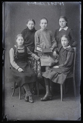 Grupp koolitüdrukuid, (foto tellija Könberg [Köönberg]).  similar photo