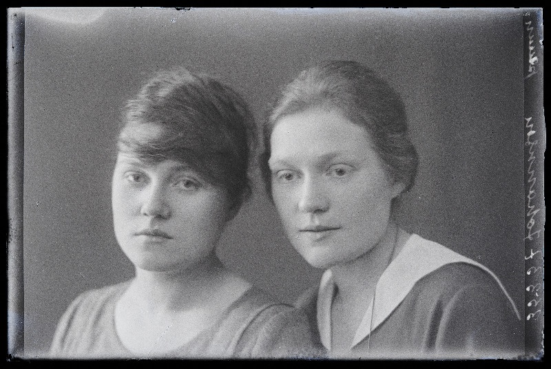 Kaks naist, (foto tellija Johannson).