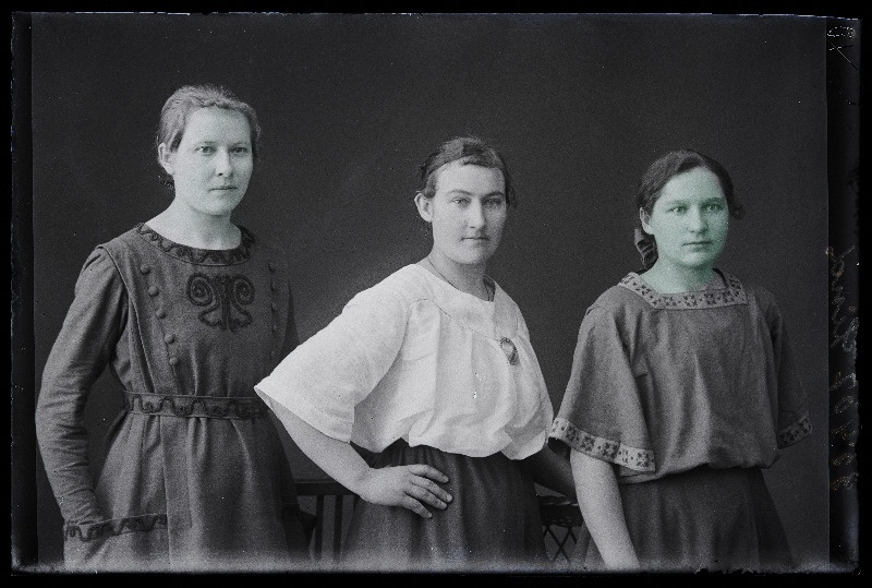 Grupp naisi, (foto tellija Liisa Lind).
