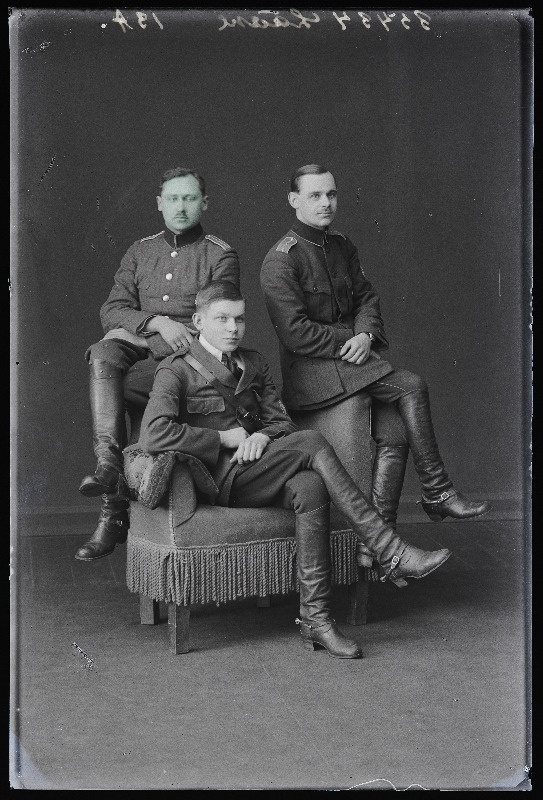 Grupp sõjaväelasi, (foto tellija Lääne).