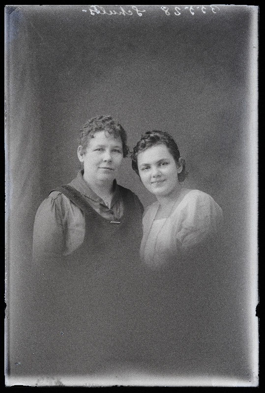Kaks naist, (foto tellija Schulz [Schults]).