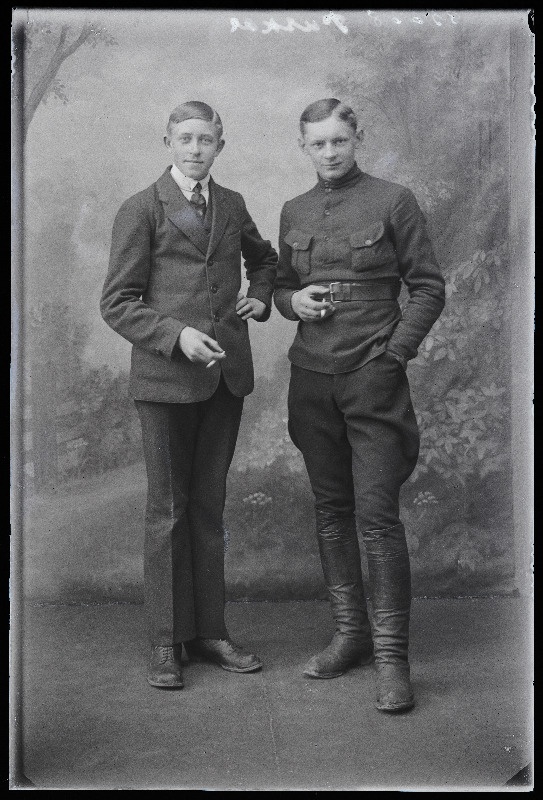 Kaks noormeest, (foto tellija Puskar).