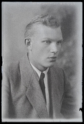 Treufeldt.  duplicate photo