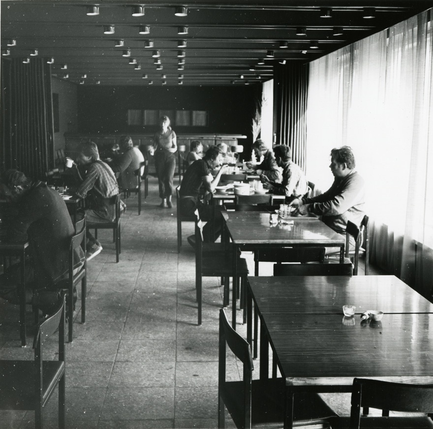 Libatse keskusehoone, söökla vaade. Arhitektid Boris Mirov, Maie Penjam; Tiit Krosmann
