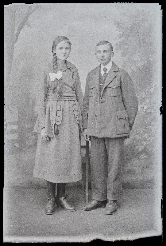 Neiu ja noormees, (foto tellija Pajur).