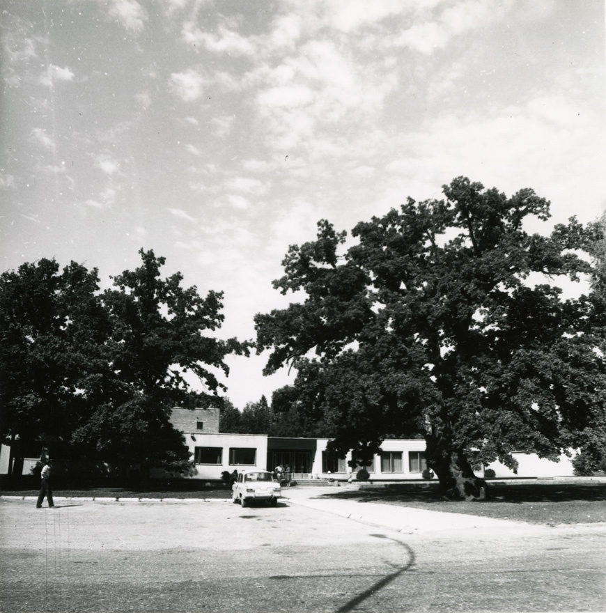 Libatse keskusehoone, vaade. Arhitektid Boris Mirov, Maie Penjam; Tiit Krosmann
