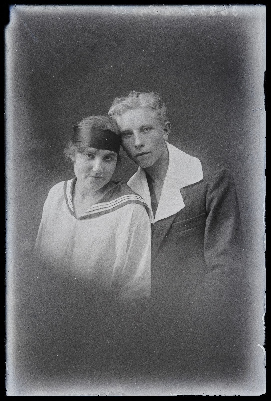 Leerilaps Mängel neiuga.