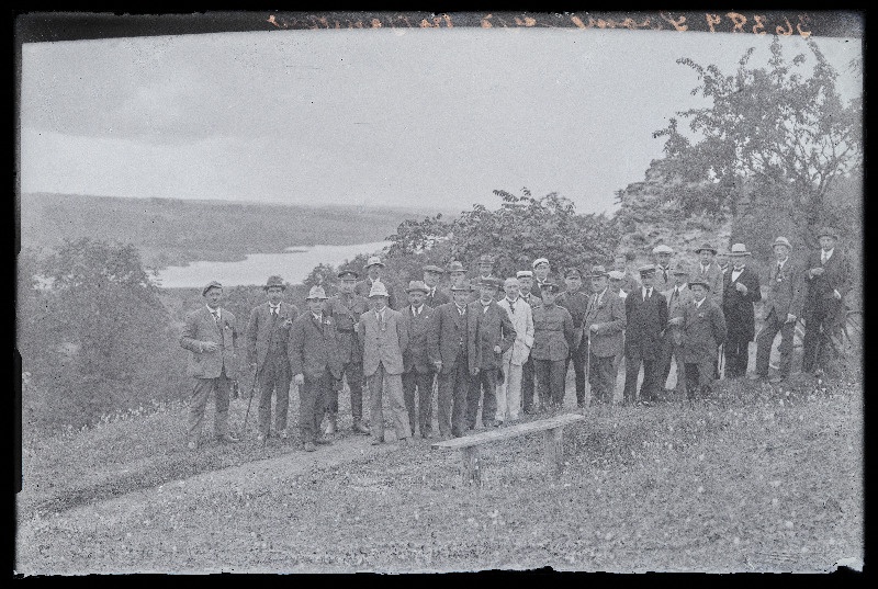 Soome ajakirjanikud Viljandi lossipargis.