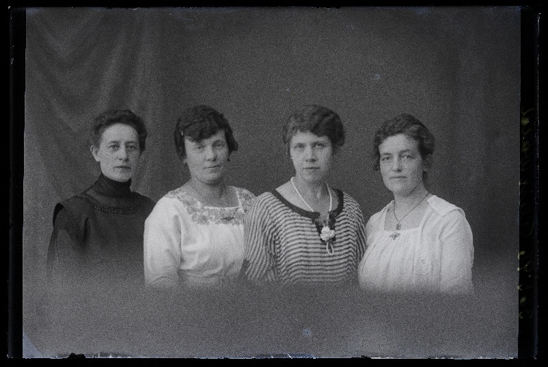 Grupp naisi, (foto tellija Reinvald).