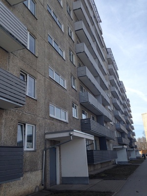 Tartu Annelinn: a close view of the 9-storey apartment, a child with three wheels on the front. rephoto