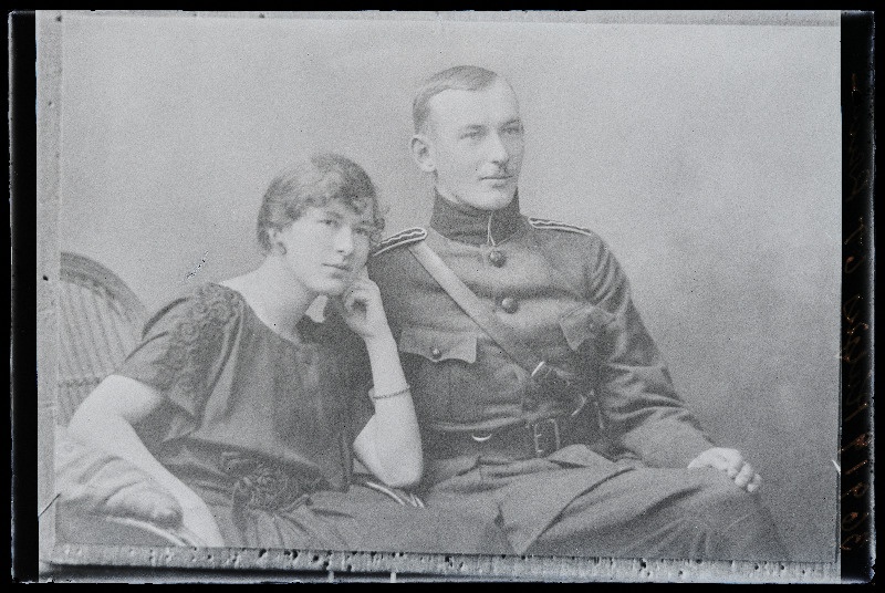 Sõjaväelane naisega, (12.10.1921 fotokoopia, tellija Kuljus).