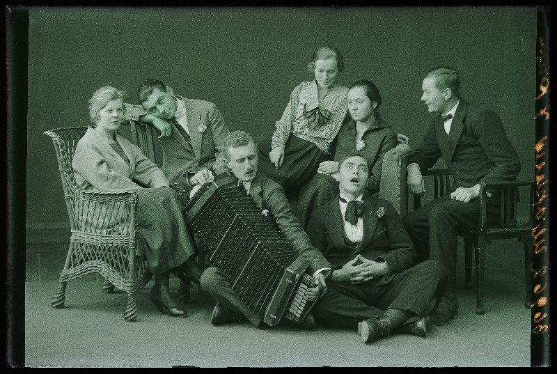 Grupp üliõpilasi lõõtspilliga, (foto tellija [Paul] Kuusik).