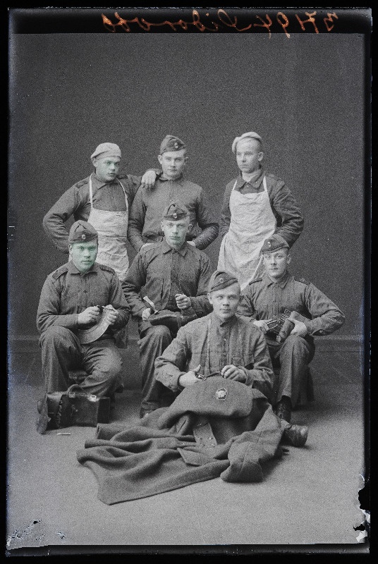Sakala Partisanide Üksik Pataljoni [indentatuuri] kingsepad, rätsepad jt., (foto tellija Sidorov).