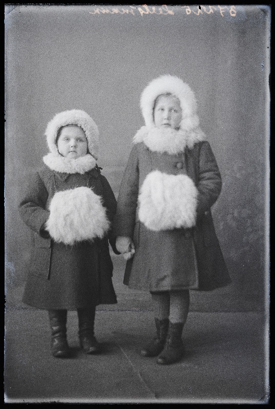 Kaks talvemantlites ja muhvidega tüdrukut, (foto tellija Leetsmann).