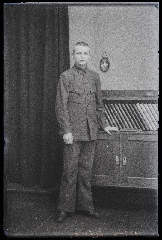 Koolipoiss Asberg.