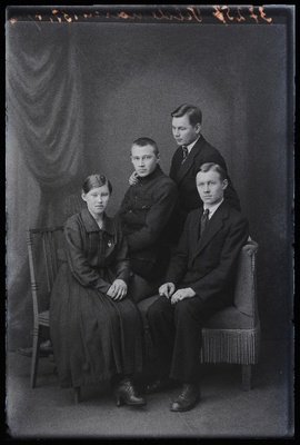 Perekond Veldemann.  similar photo
