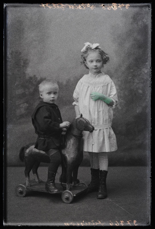 Jürissoni lapsed mänguhobusega.