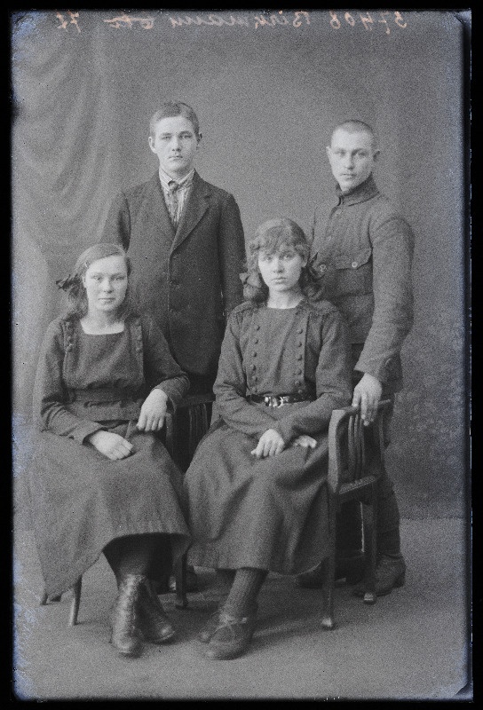 Grupp inimesi, (foto tellija Bergmann).