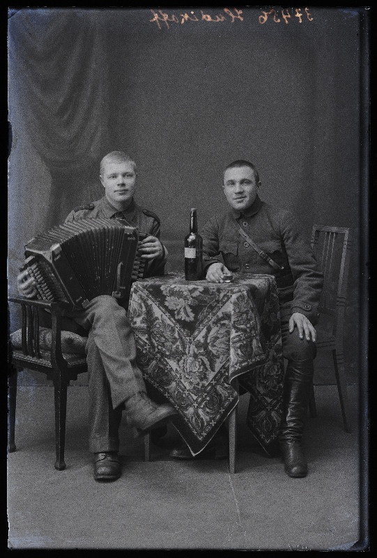 Kaks sõjaväelast, vasakul Hudikoff [Hudjakov] lõõtspilliga.