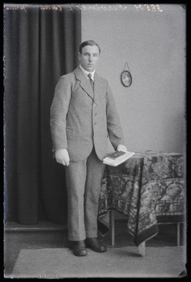 Leerilaps Jaan Servinski.  similar photo