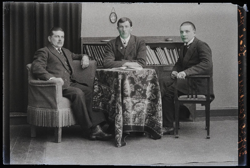 Kaarli karskusseltsi Säde [juhatus], vasakult 1. M. Tasane, 2. Hugo Väära.