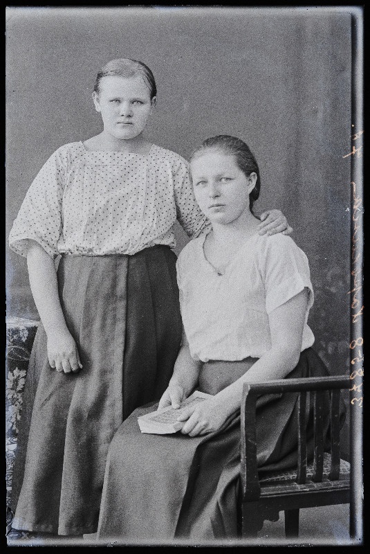 Kaks naist, (foto tellija Harkin [Harkina]).
