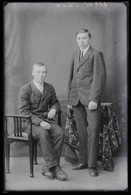 Kaks noormeest, (foto tellija Takk).  duplicate photo