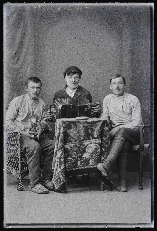 Grupp mehi lõõtspilliga, (foto tellija Tuzov [Tusov]).