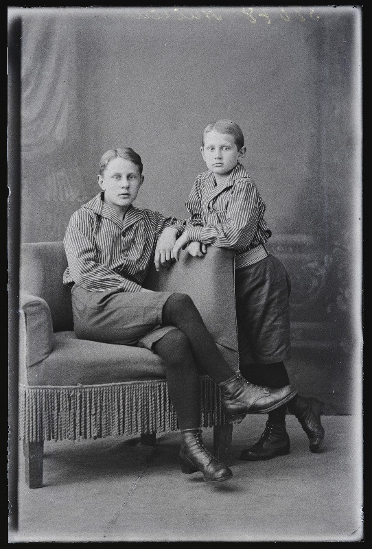 Kaks poissi, (foto tellija Äniline).