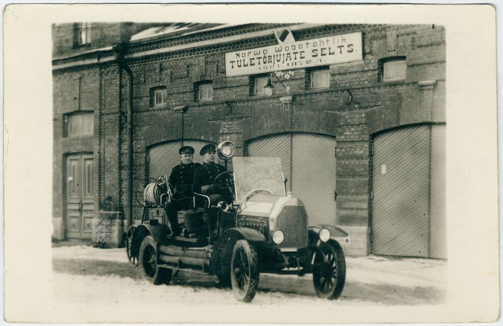 Narva Vabatahtliku Tuletõrje Seltsi liikmed oma hoone ees, 1938.a.