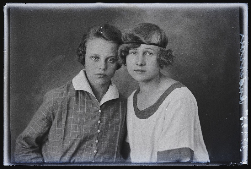 Kaks naist, (foto tellija Anderson).
