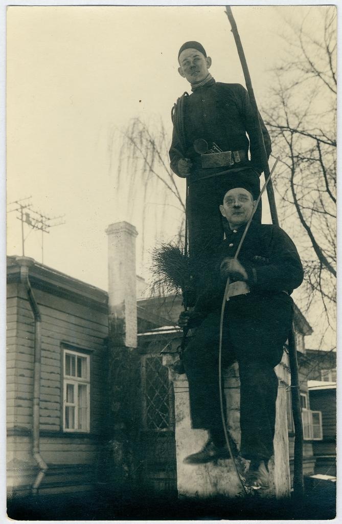 Meisterkorstnapühkija A.Allikvee ja õpipoiss Elmar Veskimägi, 1932.a.