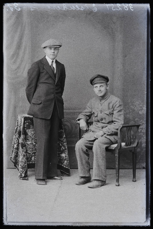 Kaks meest, (foto tellija Riesenberg [Risenberg]).