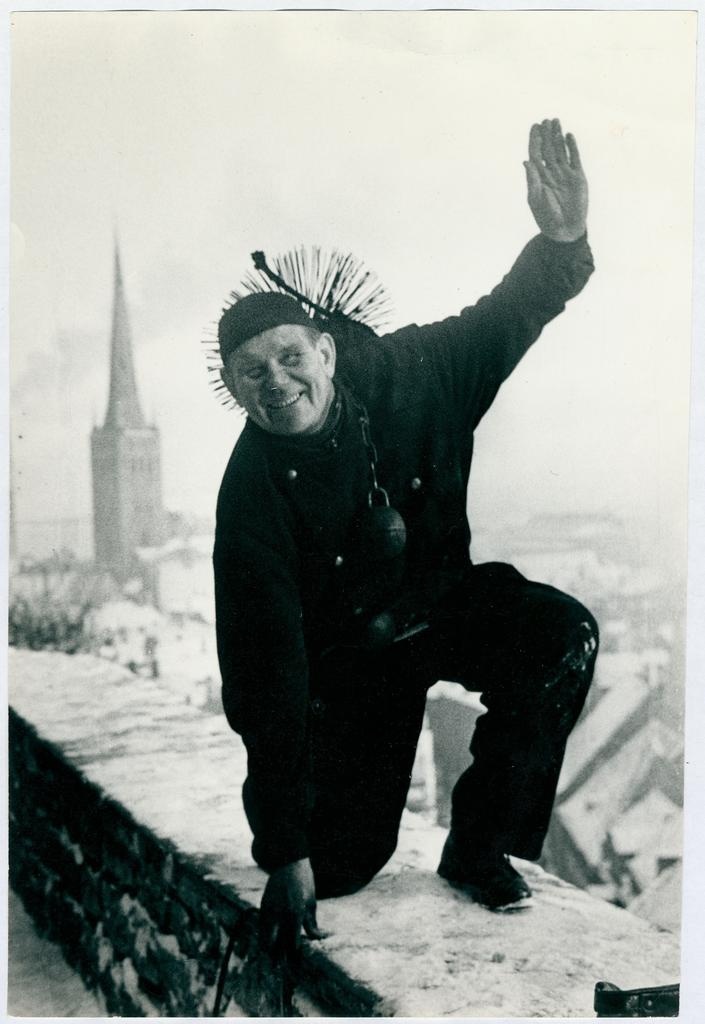 Meisterkorstnapühkija Elmar Veskimägi tööriietes Tallinna vanalinnas.