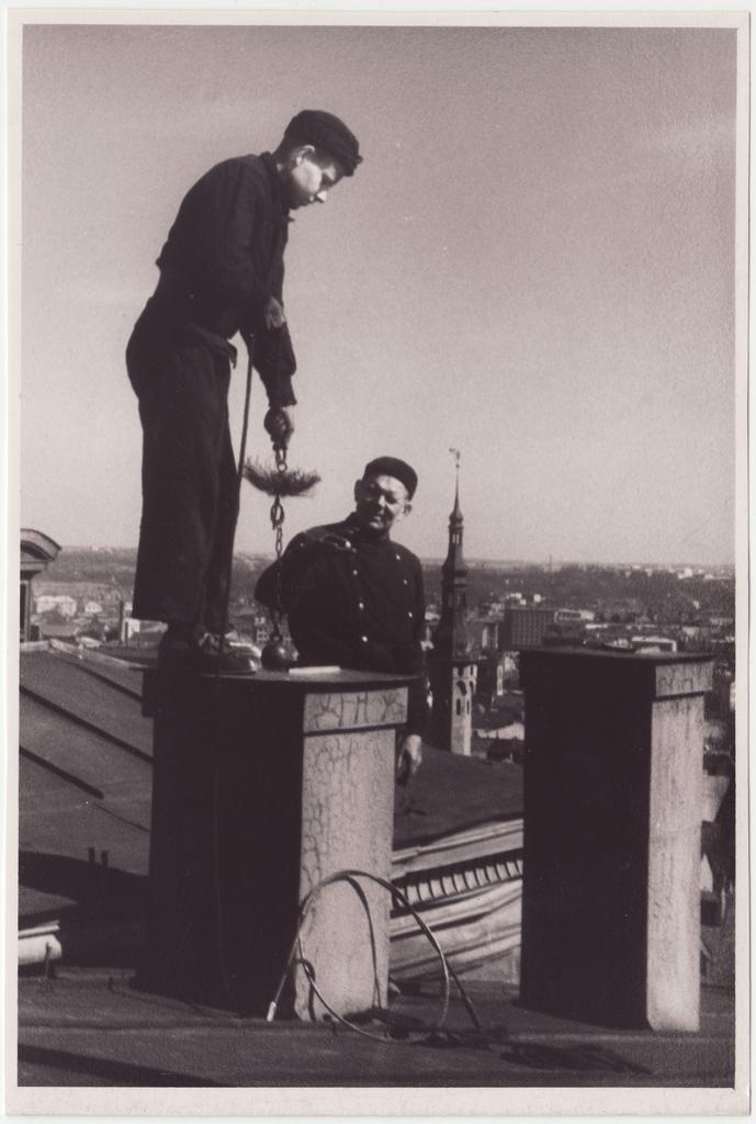 Kaks korstnapühkijat katusel