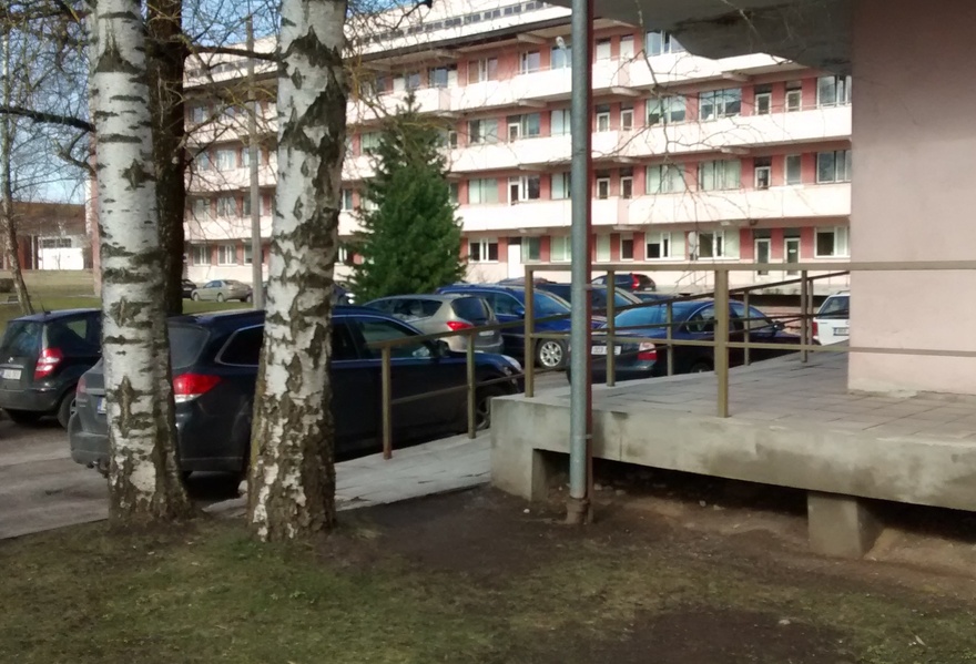 Tartu linna lastehaigla, vaade hoonele läbi puude. Arhitekt Harri Kingo rephoto