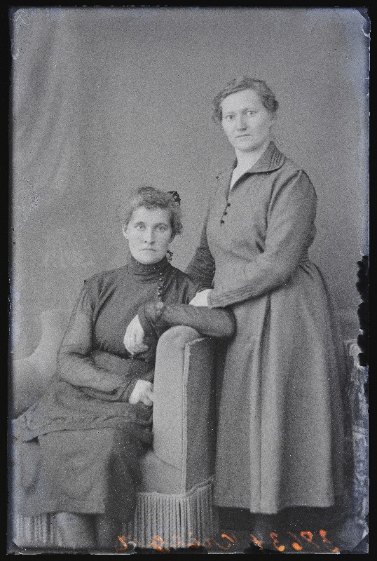 Kaks naist, (foto tellija Krieger [Krüger]).