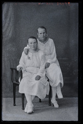 Leerilapsed Jalak (vasakul) ja Lainas.  similar photo